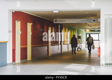 Octobre 2018. Allemagne Helios Klinikum Krefeld. L'hôpital de l'intérieur à l'intérieur. Les couloirs déserts spacieuse de station, étage du nouvel hôpital, l'Allemand Europea Banque D'Images