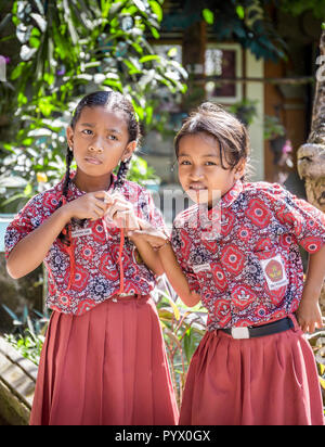 BALI, INDONÉSIE - 25 avril 2018 : jeunes professionnels élèves portant des tenues scolaires balinais à l'école primaire sur l'île de Bali, Indonésie Banque D'Images