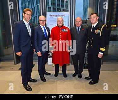 (De gauche à droite) Tobias MP Ellwood, Ambassadeur des États-Unis au Royaume-Uni Woody Johnson, Chelsea Alan Collins, Retraité, 81 le général lord Dannatt attaché militaire et le contre-amiral David Manero lors de l'inauguration de deux statues Tommy de six pieds, acheté de la campagne, mais pas là pour commémorer 100 ans depuis la fin de la Première Guerre mondiale, à l'ambassade des États-Unis à Londres. Banque D'Images