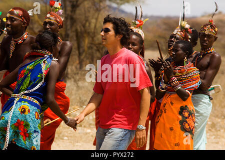 Les touristes à danser avec les gens près de Samburu, Kenya post de l'Archer Banque D'Images