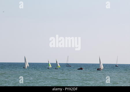 Bateaux à voile sur la Manche en été Banque D'Images