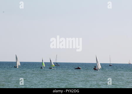 Bateaux à voile sur la Manche en été Banque D'Images