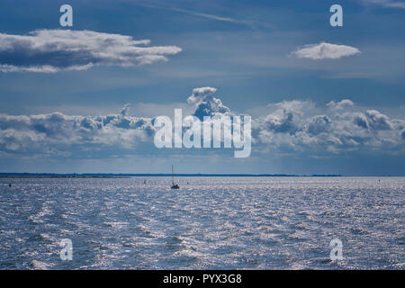 Nuages dans le ciel au-dessus de la Mer Baltique avec voilier. Banque D'Images