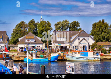 Les bateaux de pêche dans la région de Rostock dans le port sur une belle journée ensoleillée, l'île de Hiddensee, mer Baltique, Allemagne Banque D'Images