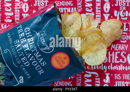 Sachet de saveur de l'arbre de Noël De Luxe Islande part salé cuit-Chips ouvert avec table des matières déversées renversé sur serviette serviette de Noël Banque D'Images