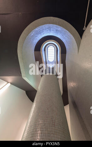 À l'intérieur de l'édifice moderniste Battleship à Paddington de Londres. Construit comme un dépôt d'entretien des chemins. L'escalier central d'origine est marron et crème. Banque D'Images