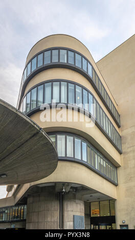 Le bâtiment moderniste Battleship à Paddington de Londres. Construit comme un dépôt d'entretien des chemins. Maintenant à la maison à Virgin Media entre autres. Banque D'Images