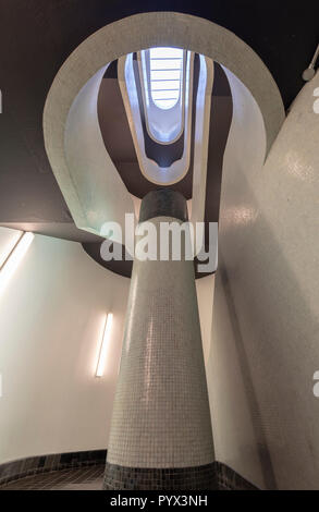 À l'intérieur de l'édifice moderniste Battleship à Paddington de Londres. Construit comme un dépôt d'entretien des chemins. L'escalier central d'origine est marron et crème. Banque D'Images