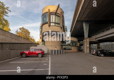 Le bâtiment moderniste Battleship à Paddington de Londres. Construit comme un dépôt d'entretien des chemins. Maintenant à la maison à Virgin Media entre autres. Banque D'Images