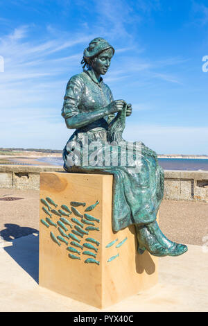 Statue de fille Gansey de Bridlington sur quai grue mur du port de Bridlington Bridlington East Riding of Yorkshire Angleterre UK GO Europe Banque D'Images