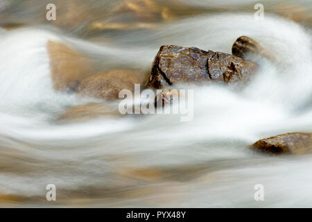 L'eau qui coule sur les rochers, pris avec une vitesse d'obturation lente pour estomper le mouvement. Banque D'Images