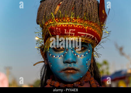 Garçon peint en bleu comme le dieu hindou, le Seigneur Shiva, pendant la foire de chameau de Pushkar, Pushkar, Rajasthan, India Banque D'Images