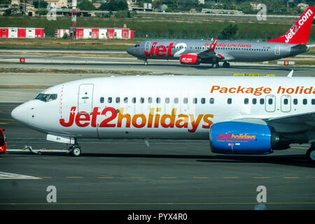 Boeing 737 Jet2holidays et Jet2 planes sur le tarmac taxiing, Palma de Majorque Espagne Banque D'Images