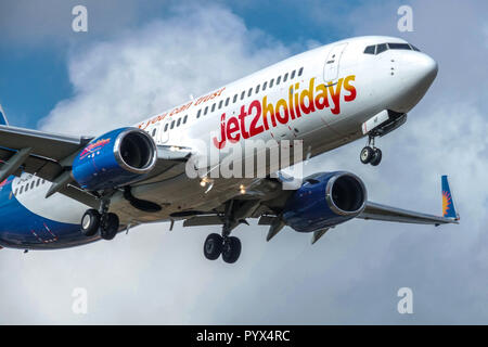 Avion de vacances Jet2 atterrissant à l'aéroport, Palma de Majorque Espagne avion Jet2 atterrissage compagnie aérienne Banque D'Images