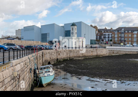 Turner Contemporary à côté de la jetée de Margate & Harbour Company construction sur le port Arm, une défense de la mer pour protéger la zone de la plage. Banque D'Images