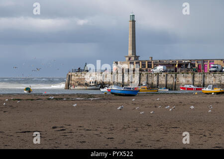 Port de Margate et bras de phare. Le phare date de 1828 mais a dû être reconstruite après la grande tempête de 1953. Banque D'Images