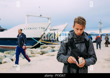 Ouranoupoli, GRÈCE - 23 septembre 2014 : pèlerins, prenez un ferry pour la sainte Montagne Athos Banque D'Images