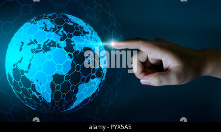 Carte du monde dans les mains d'un réseau d'affaires de la technologie et de la communication des données d'entrée de l'espace Banque D'Images