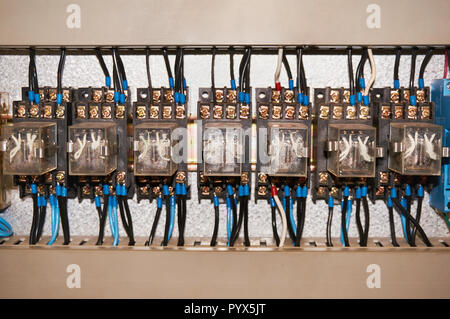Le relais est électrique avec des fils et un cordon. Banque D'Images