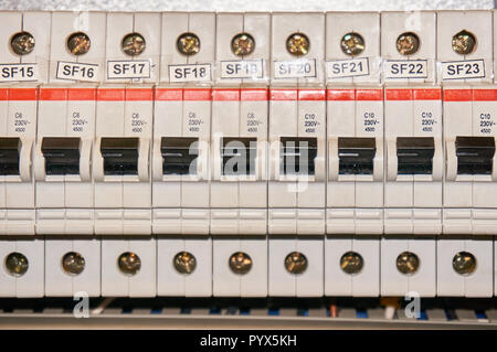 Fusible automatique connecteur électrique dans les lignes d'alimentation situé à l'intérieur du panneau de commande de l'interrupteur de sélection. Banque D'Images