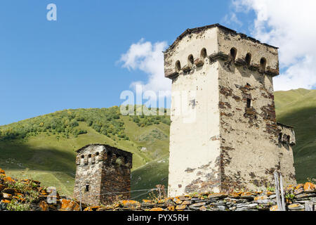 Old Stone svan tower sur rue d'Ushguli village de Svaneti, Georgia. Journée ensoleillée et ciel avec nuages de fond. Banque D'Images