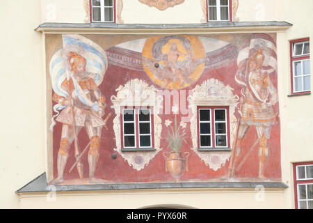 Fresque médiévale des gardiens avec le bavarois et Wasserburg de bannières et de Jupiter sur un aigle, Brucktor, vieille ville, Wasserburg am Inn, Upper Bavaria, B Banque D'Images