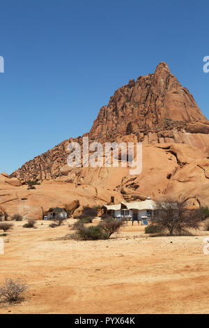 Chalets à Spitzkoppe Lodge, l'hébergement de luxe dans le désert, Spitzkoppe, Afrique Namibie Banque D'Images