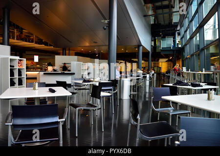 À l'intérieur de restaurant au Corning Museum of Glass, Corning, Finger Lake Region, New York, USA. Banque D'Images