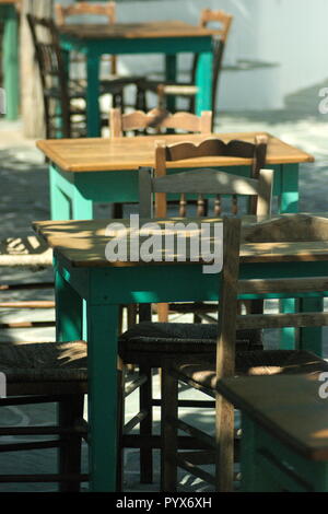 Mobilier traditionnel et simple dans une taverne grecque sur la belle île de Folegandros. Design classique typique des restaurants en Grèce. Banque D'Images