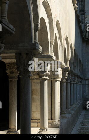 La belle ville de Gérone la cathédrale cloîtres de cet ancien monument. Arches romanes élégantes et éclairées au soleil avec colonnes symétriques en marbre. Banque D'Images