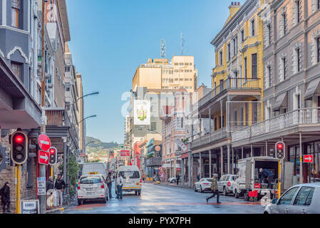 CAPE TOWN, AFRIQUE DU SUD, le 17 août 2018 : la vue dans la rue Longue au Cap vers la montagne de la table. Les gens et les véhicules sont visibles Banque D'Images