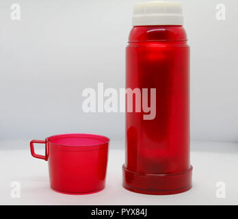 Rouge et blanc en plastique avec Tasse thermos. Banque D'Images