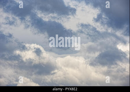 Ciel dramatique avec couvert nuageux Banque D'Images