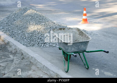 Une construction vide panier sur le trottoir. C'est à un tas de gravats. Banque D'Images