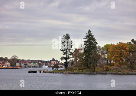 Voile vers l'île de Stora Ekholmen et à l'arrière-plan de la ville de Vaxholm près de Stockholm, Suède Banque D'Images