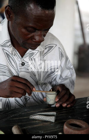 Perle de verre coloré à l'usine de fabrication de colle de l'IDEC, Krobo Odumasi, Ghana Banque D'Images