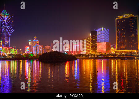 Macao, Chine - décembre 9, 2016 : Cityscape of célèbre Casino en miroir dans Nam Van Lake, un lac artificiel dans le sud de l'extrémité de la péninsule de Macao. La ville a dépassé Las Vegas en termes de revenus des casinos Banque D'Images