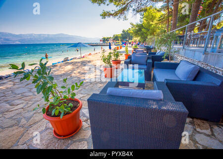 BRAC, Croatie - 6 août 2018 - promenade en bord de mer, sur l''île de Brac avec palmiers et l'eau turquoise de l'océan clair, Supetar, Brac, Croatie Banque D'Images