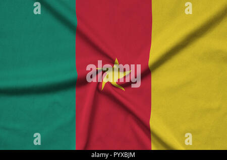 Cameroun drapeau est représenté sur un tissu sport avec de nombreux plis. L'équipe Sport forme banner Banque D'Images