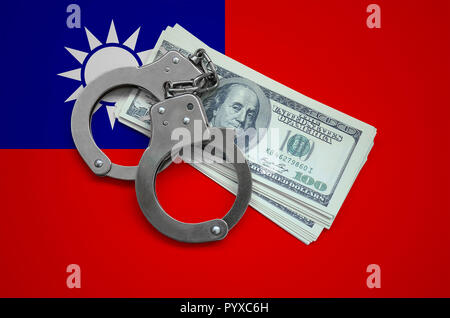 Drapeau Taiwan avec des menottes et un paquet de dollars. Service de la corruption dans le pays. Les crimes financiers. Banque D'Images