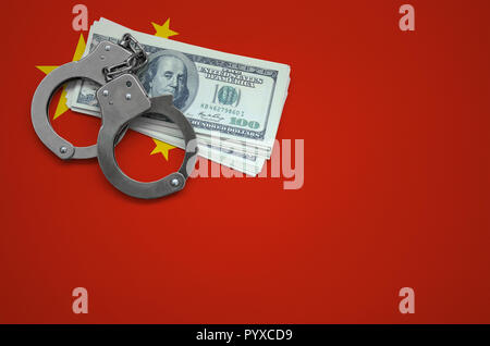 Drapeau de la Chine avec des menottes et un paquet de dollars. Le concept d'enfreindre la loi et les voleurs des crimes. Banque D'Images