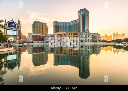 Macao, Chine - décembre 9, 2016 : casino Venetian se reflétant dans le lac au coucher du soleil à Cotai Strip. Le Venetian Macao casino est similaire à la casino Venetian de Las Vegas. Banque D'Images