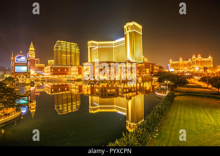 Macao, Chine - décembre 8, 2016 : crépuscule d'or lumières du Venetian de Macao dans le lac au coucher du soleil. Le plus grand casino du monde et le plus grand bâtiment de l'hôtel de structure unique en Asie. Banque D'Images