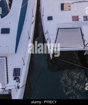 Deux catamarans dans une marina à la recherche vers le bas sur eux Banque D'Images