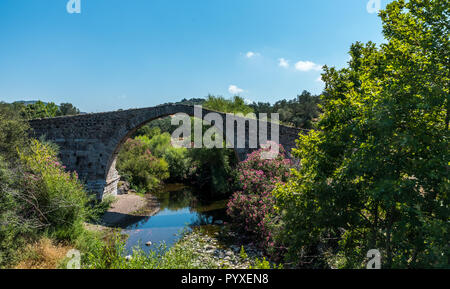 Ancien pont sur l'île de Lesvos de Kremasti en Grèce Banque D'Images