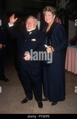 Los Angeles, CA - 2 décembre : l'acteur Mickey Rooney et épouse, Jan Rooney Troisième Fire & Ice Ball de bénéficier Revlon/UCLA Programme de recherche sur le cancer de la femme le 2 décembre 1992 à l'hôtel Beverly Hilton à Beverly Hills, Californie. Photo de Barry King/Alamy Stock Photo Banque D'Images