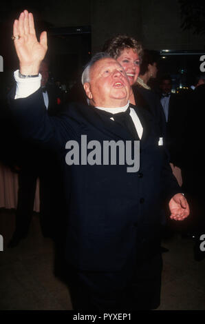 Los Angeles, CA - 2 décembre : l'acteur Mickey Rooney et épouse, Jan Rooney Troisième Fire & Ice Ball de bénéficier Revlon/UCLA Programme de recherche sur le cancer de la femme le 2 décembre 1992 à l'hôtel Beverly Hilton à Beverly Hills, Californie. Photo de Barry King/Alamy Stock Photo Banque D'Images