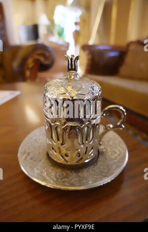 Richement décorées, petit bain turc traditionnel tasse pour café noir fort Banque D'Images