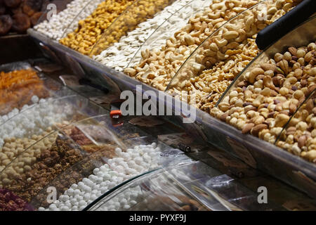 Stand avec différentes sortes de fruits secs pour le thé dans un bazar à Istanbul Banque D'Images