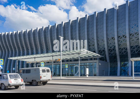 Simferopol, Crimée-mai 22, 2018 : voitures à l'entrée du bâtiment de l'aéroport moderne. Banque D'Images